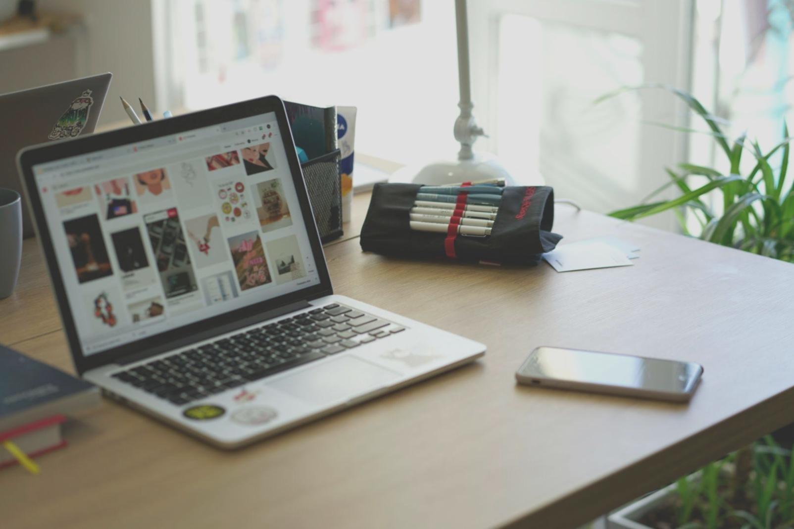 Environnement de travail moderne avec documents financiers